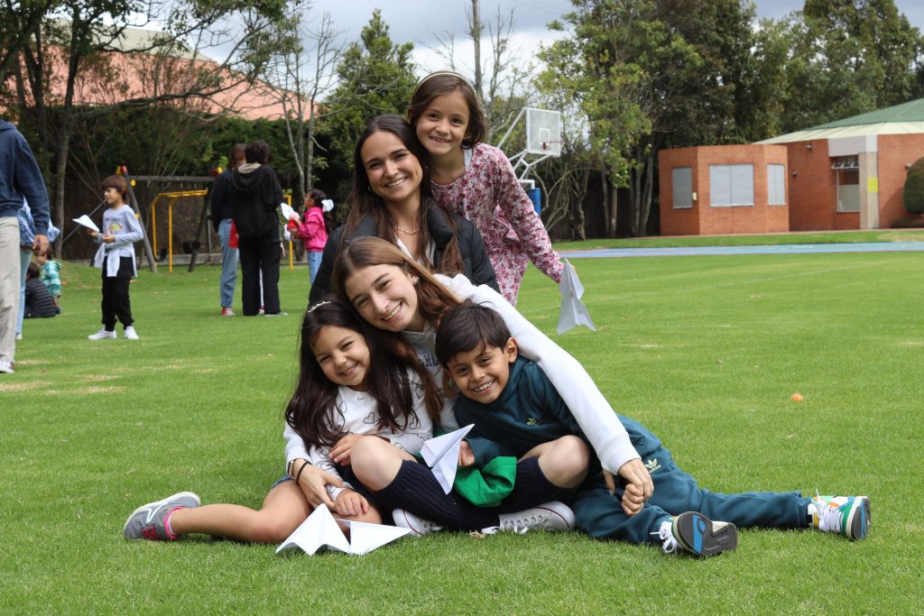 Estudiantes y familia en el campus de Gimnasio La Montaña