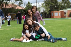 Estudiantes y familia en el campus de Gimnasio La Montaña