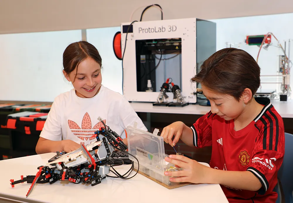 Estudiantes trabajan juntos en un proyecto de robótica en el Gimnasio La Montaña