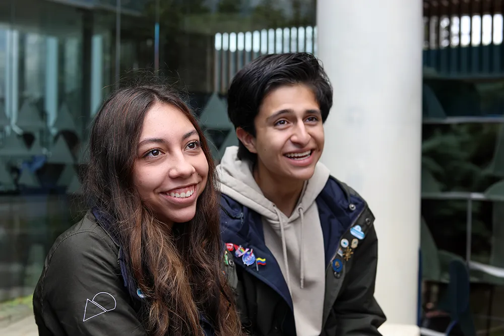 Dos estudiantes de bachillerato conversan durante la jornada escolar en el Gimnasio La Montaña